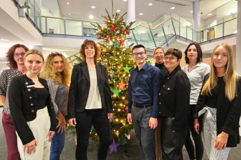 Mitarbeitende des BeratungsCenters Alleestraße der Kreissparkasse Euskirchen freuen sich auf all die Wichtel, die einen Wunsch vom Baum pflücken und ihn erfüllen. Bild: Sven Stampe / KSK Euskirchen