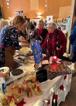 Beliebt bei den Besuchern beim Sternenfest im Casino in Euskirchen: Die Waffel-Bar des Rotary Clubs Euskirchen. Gunhild Lohmann-Sistig (li) im Einsatz. Der Erlös ist in diesem Jahr für die gemeinnützige Organisation CASA HOGAR bestimmt. Foto: Rita Witt