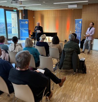  Dr. Wolfgang Köhler (li), Präsident des Rotary Club Euskirchen begrüßte die Konzertbesucher im gut gefüllten Panoramaraum auf Vogelsang ip und bedankte sich bei allen Unterstützern des Schul-Projektes „PferdeStärken“. Foto: Rita Witt