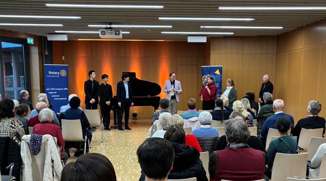 Begeisterung bei Organisatoren und Publikum - Susanna Görres-Metzger (mit Mikro) bedankt sich (v. li.) bei den jungen Pianisten, Florian Koltun, Dr. Wolfgang Köhler (Rotary Club Euskirchen) und Thomas Kreyes (Vogelsang ip). Foto: Rita Witt