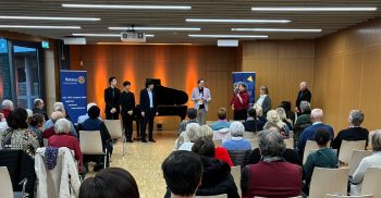  Begeisterung bei Organisatoren und Publikum - Susanna Görres-Metzger (mit Mikro) bedankt sich (v. li.) bei den jungen Pianisten, Florian Koltun, Dr. Wolfgang Köhler (Rotary Club Euskirchen) und Thomas Kreyes (Vogelsang ip). Foto: Rita Witt