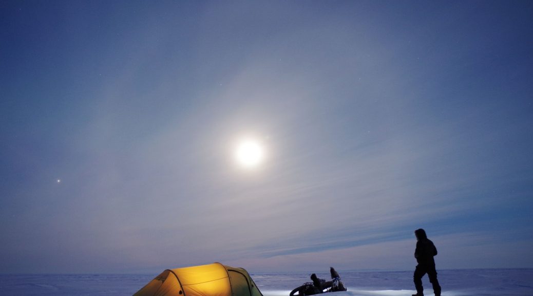 Richard Löwenherz liebt die Herausforderung, da wird das Zelt auch schon mal auf dem zugefrorenen Polarmeer aufgeschlagen. Bild: Richard Löwenherz
