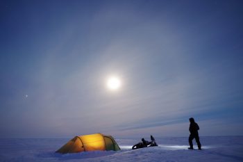 Richard Löwenherz liebt die Herausforderung, da wird das Zelt auch schon mal auf dem zugefrorenen Polarmeer aufgeschlagen. Bild: Richard Löwenherz