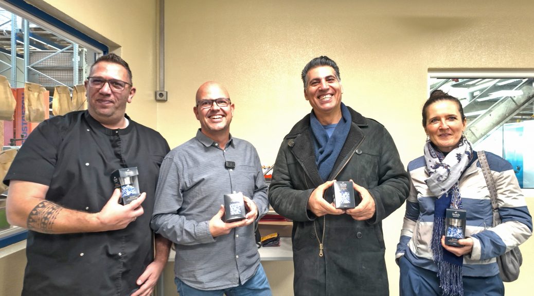 Setzen auf Menschen mit Handicap für Lebensmittelabfüllungen mit Herz: Timo Strick, Gruppenleiter NE.W, Torsten Beckmann, Betriebsleiter NE.W Kall, Morteza Bayat und Olesja Bayat, Geschäftsführerin Blausalz Gourmet. Bild: Tameer Gunnar Eden/Eifeler Presse Agentur/epa