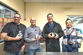 Setzen auf Menschen mit Handicap für Lebensmittelabfüllungen mit Herz: Timo Strick, Gruppenleiter NE.W, Torsten Beckmann, Betriebsleiter NE.W Kall, Morteza Bayat und Olesja Bayat, Geschäftsführerin Blausalz Gourmet. Bild: Tameer Gunnar Eden/Eifeler Presse Agentur/epa