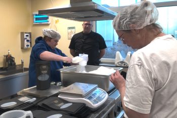 Unter strengen Hygienestandards füllen Menschen mit Handicap bei den NE.W Lebensmittel wie hier spezielles Salz ab. Bild: Tameer Gunnar Eden/Eifeler Presse Agentur/epa