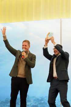 Landrat Markus Ramers (links) überreichte den Narwali-Wanderpokal an den Kaller Bürgermeister Emmanuel Kunz. Bild: Michael Thalken/Eifeler Presse Agentur/epa