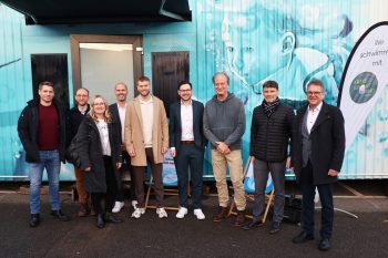 Der Kaller Bürgermeister Emmanuel Kunz (Mitte) im Kreis der Sponsoren, ohne die das Schwimmprojekt nicht möglich wäre. Bild: Michael Thalken/Eifeler Presse Agentur/epa