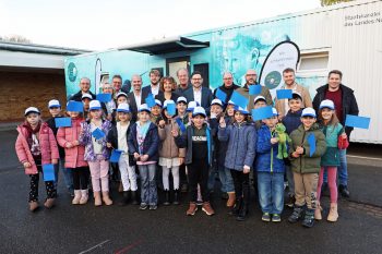 Zahlreiche Kinder, Sponsoren, Vertreter der Gemeinde Kall, des KSB Düren und die Schulleiterinnen freuten sich über die Eröffnung von Narwali auf dem Schulhof der Grundschule Kall. Bild: Michael Thalken/Eifeler Presse Agentur/epa