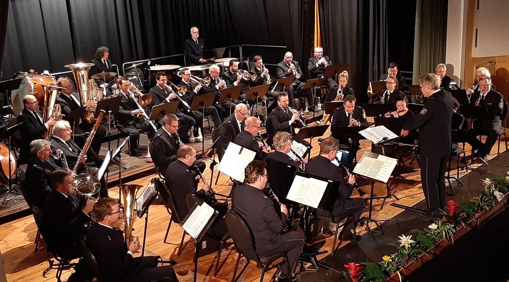 Nach 13 Neujahrskonzerten und vier Konzerten zum Frühlingsbeginn zugunsten der Hilfsgruppe Eifel gastiert Dirigent Scott Lawton zum nunmehr 18. Mal mit seinem Landespolizeiorchester NRW in der Eifel. Foto: Reiner Züll