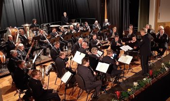 Nach 13 Neujahrskonzerten und vier Konzerten zum Frühlingsbeginn zugunsten der Hilfsgruppe Eifel gastiert Dirigent Scott Lawton zum nunmehr 18. Mal mit seinem Landespolizeiorchester NRW in der Eifel. Foto: Reiner Züll