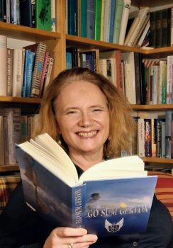 Gunild Lohmann-Sistig, Kulturjournalistin und Mutter von vier Kindern, freut sich über die Veröffentlichung ihres Debütromans – eine Fantasy Geschichte mit ihrem verstorbenen Sohn als jugendlichen Titelhelden (Foto: privat)