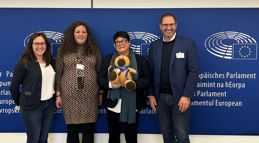 Christina Hölbling, Koordinatorin Berufliche Bildung und Übergangsmanagement, (v.l.), Lara Franken, Bürogruppe QuBi.Eifel, und NE.W-Geschäftsführer Christoph Werner (rechts) übergaben den Qu-Bären an die Vizepräsidentin des Europäischen Parlaments Sabine Verheyen (2.v.r.). Bild: Claudia Hoffmann