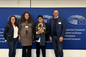 Christina Hölbling, Koordinatorin Berufliche Bildung und Übergangsmanagement, (v.l.), Lara Franken, Bürogruppe QuBi.Eifel, und NE.W-Geschäftsführer Christoph Werner (rechts) übergaben den Qu-Bären an die Vizepräsidentin des Europäischen Parlaments Sabine Verheyen (2.v.r.). Bild: Claudia Hoffmann