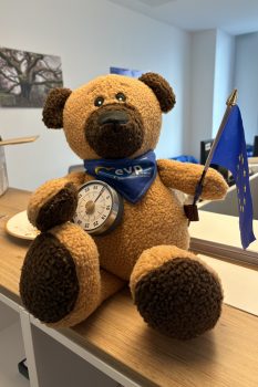 Im QuBi.Eifel entstand das neue Maskottchen für Sabine Verheyens Podcast: „Europa2Go - Frag deine Vizepräsidentin“. Bild: NE.W