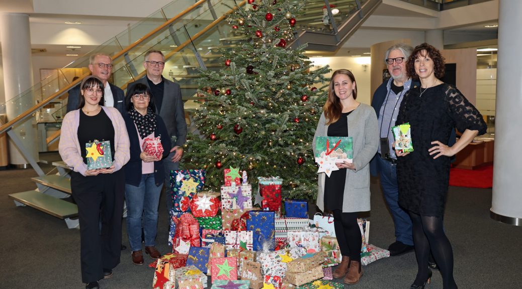 Freuten sich über 100 erfüllte Wünsche (v.l.): Sara Könen-Krolos (Kinderschutzbund), KSK-Vorstandsvorsitzender Holger Glück, Petra Marian (Kinderschutzbund), KSK-Social-Media-Manager Sven Stampe, Lena Wefers, Bernd Kolvenbach (beide Kinderschutzbund) und BC-Leiterin Elke Halbekann. Bild: Michael Thalken/Eifeler Presse Agentur/epa