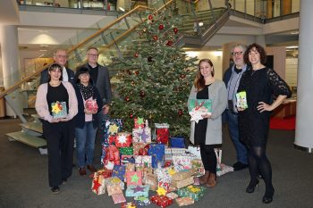 Freuten sich über 100 erfüllte Wünsche (v.l.): Sara Könen-Krolos (Kinderschutzbund), KSK-Vorstandsvorsitzender Holger Glück, Petra Marian (Kinderschutzbund), KSK-Social-Media-Manager Sven Stampe, Lena Wefers, Bernd Kolvenbach (beide Kinderschutzbund) und BC-Leiterin Elke Halbekann. Bild: Michael Thalken/Eifeler Presse Agentur/epa