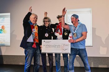 Spendenübergabe anlässlich der Karnevalsfeier für Seniorinnen und Senioren: Dr. Wolfgang Köhler (v.l.), Rita Witt, Dr. Norbert Golz (alle Rotary Club Euskirchen) freuten sich bei der Scheckübergabe über die  Karnevalsorden von Volker Zimmer (re.) vom Verein Lebensfreude schenken. Foto: Lebensfreude schenken e. V.