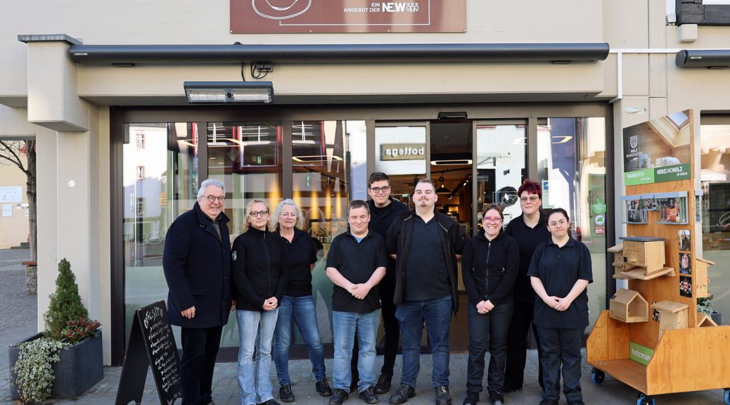 Rechtsanwalt Michael Nücken (links) freut sich, dass die NE.W mit ihrem Cafésito unter der Leitung von Reka Cserei (2.v.l.) und ihrem Team aus NE.W-Beschäftigten und Mitarbeitenden seinem Geburtshaus, besser bekannt als Haus Melder, weiterhin Leben einhaucht. Bild: Michael Thalken/Eifeler Presse Agentur/epa