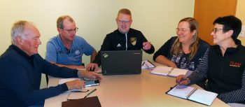 Der Verein zur Erhaltung der Gaststätte Gier und der Karnevalsverein „Löstige Bröder“ machen gemeinsame Sache und veranstalten an Weiberdonnerstag eine große Party in der Bürgerhalle. Bei den Vorbereitungen von links: Peter Berbuir (Team Gier), Bernd Kläß, Patrick Züll und Simone Saßmann (KV Löstige Bröder) und Monika Sauerbier (Team Gier). Foto: Reiner Züll 