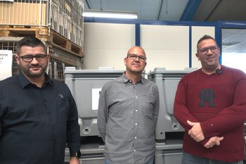 Ihr Team von Menschen mit Handicap sorgt für sichere Aktendigitalisierung: Gruppenleiter Björn Kreitz (v.l.), Torsten Beckmann, Betriebsleiter NE.W Kall, und Gruppenleiter Timo Strick. Bild: Tameer Gunnar Eden/Eifeler Presse Agentur/epa