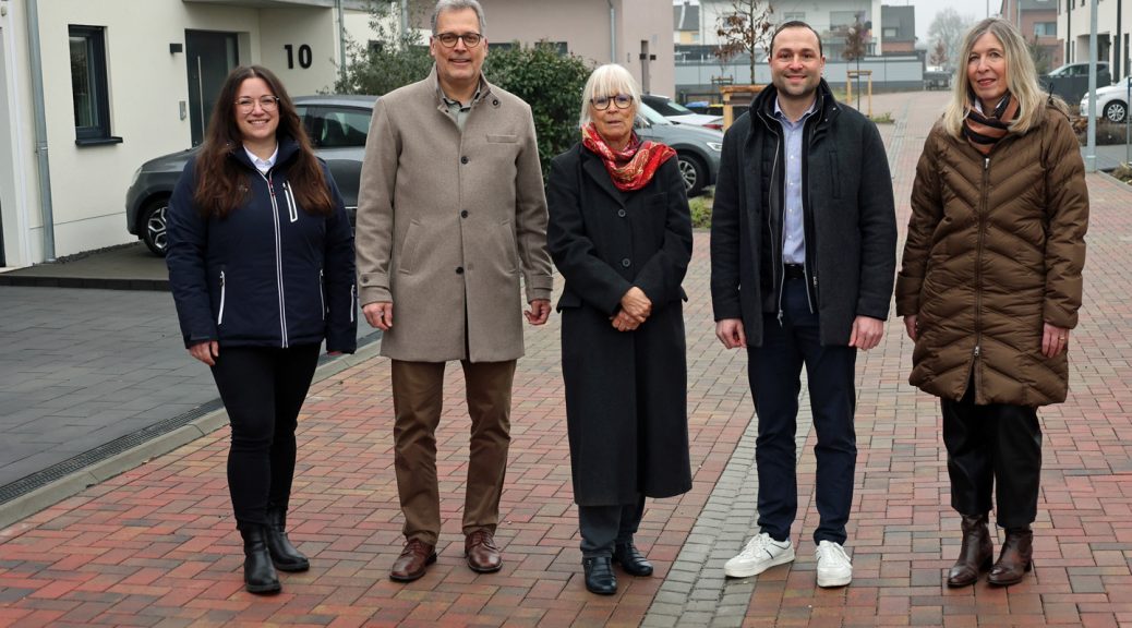 Stellten den Endausbau im Wohnquartier „Am Adelsbach“ in Rövenich der Presse vor (v.l.): F&S-Immobilientechnikerin Julia Rheinbold, Bürgermeister Ulf Hürtgen, Ortsvorsteherin Michaela Mohr, F&S-Geschäftsführer Jan Radermacher und Hildegard Schwarz (Leiterin F&S Vertrieb). Bild: Michael Thalken/Eifeler Presse Agentur/epa  