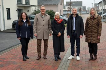 Stellten den Endausbau im Wohnquartier „Am Adelsbach“ in Rövenich der Presse vor (v.l.): F&S-Immobilientechnikerin Julia Rheinbold, Bürgermeister Ulf Hürtgen, Ortsvorsteherin Michaela Mohr, F&S-Geschäftsführer Jan Radermacher und Hildegard Schwarz (Leiterin F&S Vertrieb). Bild: Michael Thalken/Eifeler Presse Agentur/epa 

