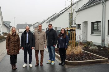 Auch das Wohnquartier „Mühlenaue“ in Schwerfen wurde fertiggestellt. Auf dem Bild zu sehen (v.l.): Hildegard Schwarz (Leiterin F&S Vertrieb), F&S Geschäftsführer Jan Radermacher, Bürgermeister Ulf Hürtgen, Ortsvorsteher Michael Sita und F&S-Immobilientechnikerin Julia Rheinbold. Bild: Michael Thalken/Eifeler Presse Agentur/epa