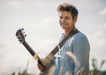 Sänger Uwe Reetz will bei der großen Weiberdonnerstags-Party in der Kaller Bürgerhalle zeigen, dass er nicht nur Kinderlieder draufhat. Er lädt ab 13 Uhr zum Mitsingen kölscher Lieder ein. Foto: Reetz 