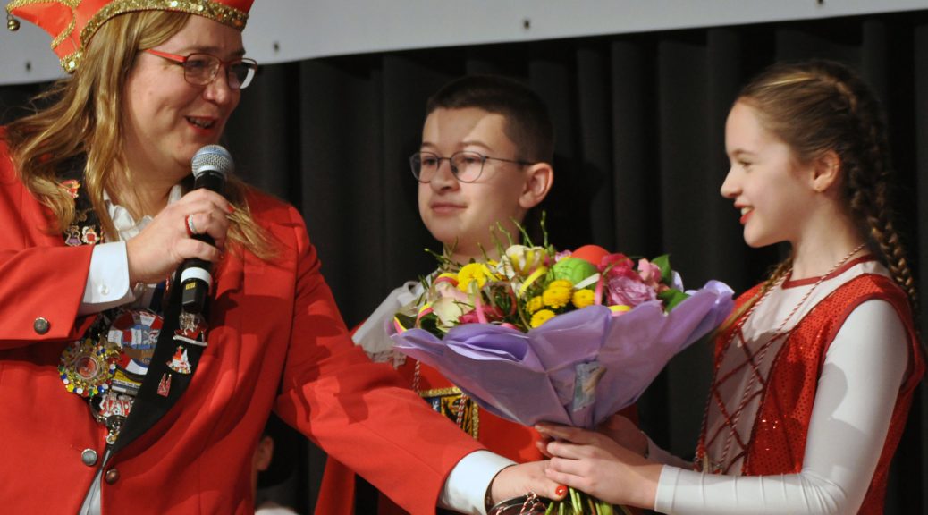 Löstige-Bröder-Vorsitzende Simone Saßmann verabschiedet das Vorjahres-Kinderprinzenpaar Emil Sträußl und Annika Pleuß. Foto: Reiner Züll