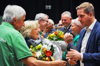 Blumen gab es am Ende des Konzertes für Landrat Markus Ramers (rechts) und für Günter und Karin Rosenke. Foto: Reiner Züll
