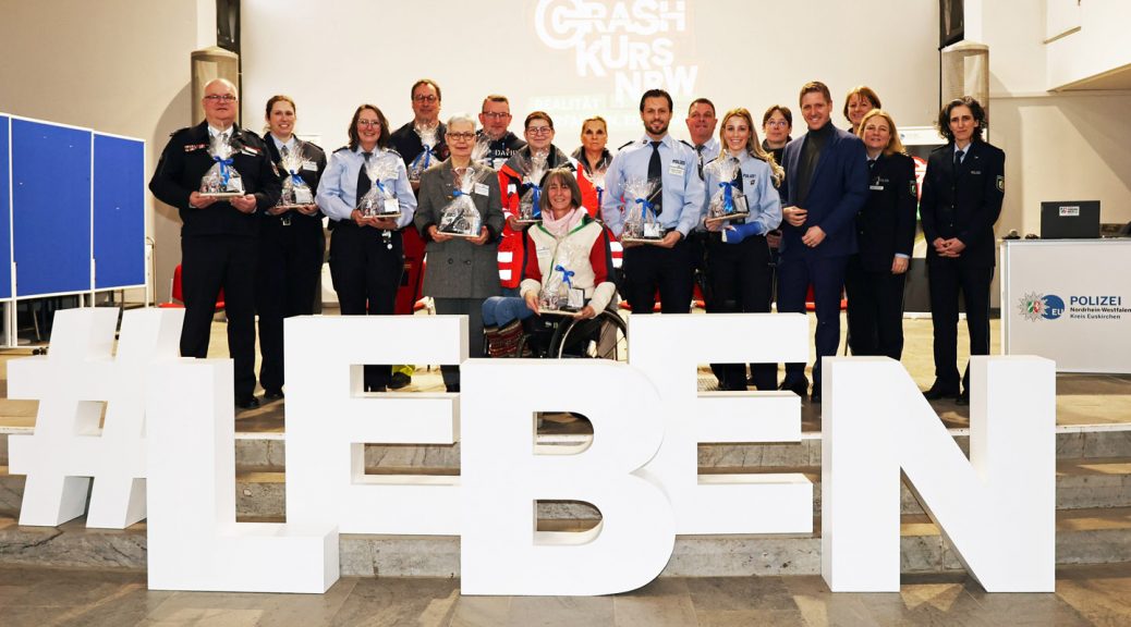 Das Crash-Kurs-Team wurde für seine engagierte Präventionsarbeit ausgezeichnet. Bild: Michael Thalken/Eifeler Presse Agentur/epa