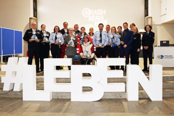 Das Crash-Kurs-Team wurde für seine engagierte Präventionsarbeit ausgezeichnet. Bild: Michael Thalken/Eifeler Presse Agentur/epa
