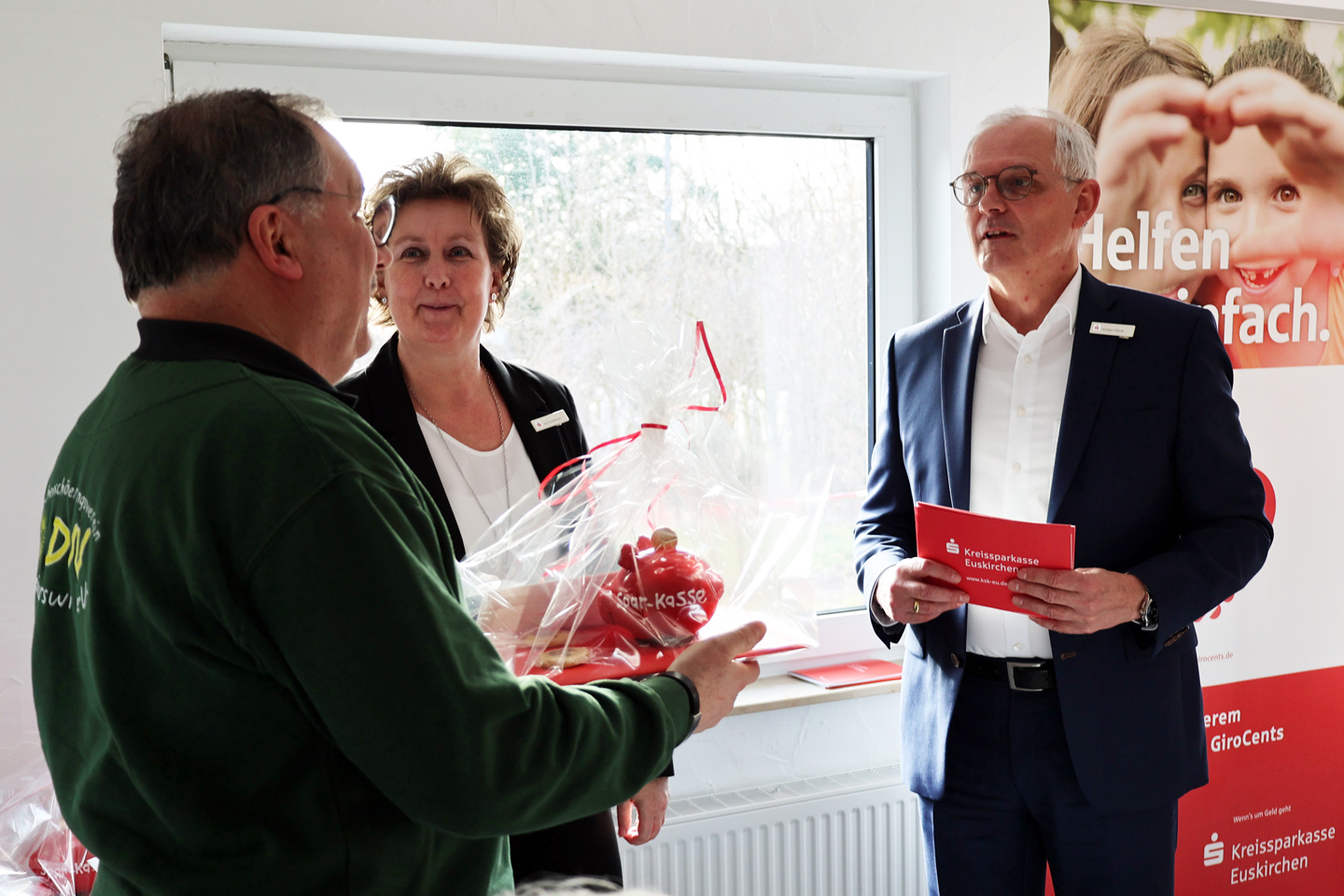 Andreas Molter vom Dorfverschönerungsverein Weilerswist nahm die Spende für die Neugestaltung des Kreisverkehrsplatzes von Iris Esselborn entgegen. Bild: Michael Thalken/Eifeler Presse Agentur/epa