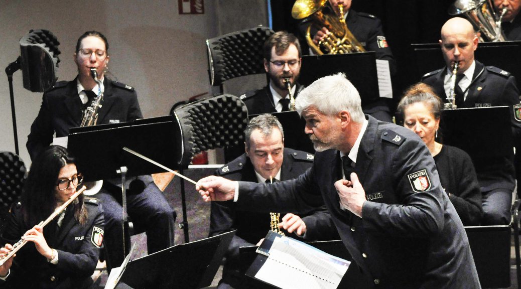 Dirigent Scott Lawton ist ein Fan der Hilfsgruppe Eifel. Seit 2011 hat er mit dem Landespolizeiorchester NRW 14. Neujahrs- und vier Frühlingskonzerte zugunsten der Hilfsgruppe Eifel gegeben. Foto: Reiner Züll