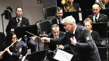 Dirigent Scott Lawton ist ein Fan der Hilfsgruppe Eifel. Seit 2011 hat er mit dem Landespolizeiorchester NRW 14. Neujahrs- und vier Frühlingskonzerte zugunsten der Hilfsgruppe Eifel gegeben. Foto: Reiner Züll