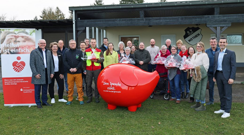 Die Halbjahres-Ausschüttung des beliebten Kundenspendenprogramms „GiroCents“ fand diesmal beim SV 1924 Nöthen statt. Zahlreiche Spendenempfänger holten sich ihren Scheck ab, und es wurden sechs neue Projekte vorgestellt. Bild: Michael Thalken/Eifeler Presse Agentur/epa