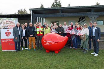 Die Halbjahres-Ausschüttung des beliebten Kundenspendenprogramms „GiroCents“ fand diesmal beim SV 1924 Nöthen statt. Zahlreiche Spendenempfänger holten sich ihren Scheck ab, und es wurden sechs neue Projekte vorgestellt. Bild: Michael Thalken/Eifeler Presse Agentur/epa