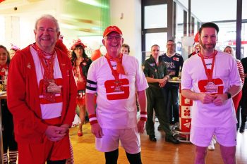 KSK-Vorstand zeigte sich als Fußballteam: Captain Holger Glück (Mitte) und die beiden Vorstandsmitglieder Wolfgang Krüger (links) und Daniel Ruland (rechts). Bild: Michael Thalken/Eifeler Presse Agentur/epa