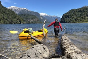 Oftmals ging es nur mit dem aufblasbaren Kanu weiter. Bild: Tobias Schorcht.
