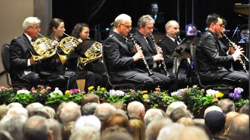 Damit alle Musiker des Ensembles genug Platz hatten, wurde die Bühne vorne um zwei Meter erweitert. Foto: Reiner Züll