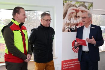 KSK-Vorstandsvorsitzender Holger Glück (rechts) lobte das ehrenamtliche Engagement der Rehkitzretter im Kreis Euskirchen. Bild: Michael Thalken/Eifeler Presse Agentur/epa