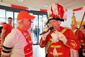 Nordlicht und KSK-Vorstandsvorsitzender Holger Glück (links) bestand auf Anhieb den rheinischen Sprachtest, mit dem er von Generalfeldmarschall Schorsch Harzheim auf seine Karnevalstauglichkeit geprüft wurde. Bild: Michael Thalken/Eifeler Presse Agentur/epa