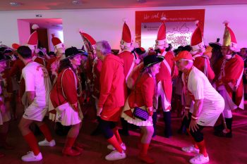 Auch im rheinischen Ritualtanz „Stippefötche“ zeigte sich der KSK-Vorstand bewandert. Bild: Michael Thalken/Eifeler Presse Agentur/epa