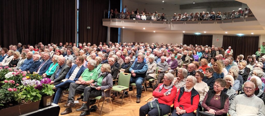 Das Konzert zugunsten der Hilfsgruppe Eifel war schon frühzeitig ausverkauft, so wie alle 13 vorherigen seit dem Jahr 2011. Foto: Reiner Züll
