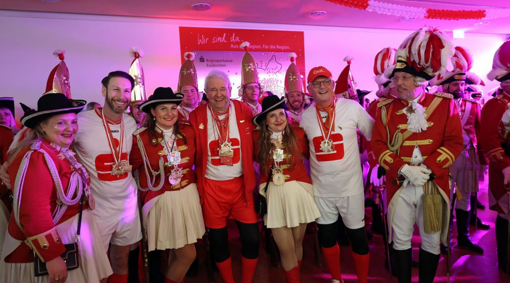 Der Vorstand der Kreissparkasse Euskirchen reihte sich nahtlos in die Prinzengarde mit ein. Bild: Michael Thalken/Eifeler Presse Agentur/epa
