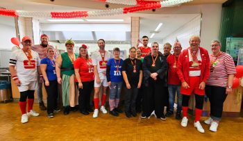 Orden für das NE.W-Kantinenteam: Dank für die für die gelungene Beköstigung der Karnevalisten. Bild: Sven Stampe/KSK Euskirchen