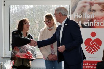 Über eine Spende für die „wirkstatt“ in Kall freuten sich Veronika Neumann (links) und Anne-Marie Pickartz. Bild: Michael Thalken/Eifeler Presse Agentur/epa