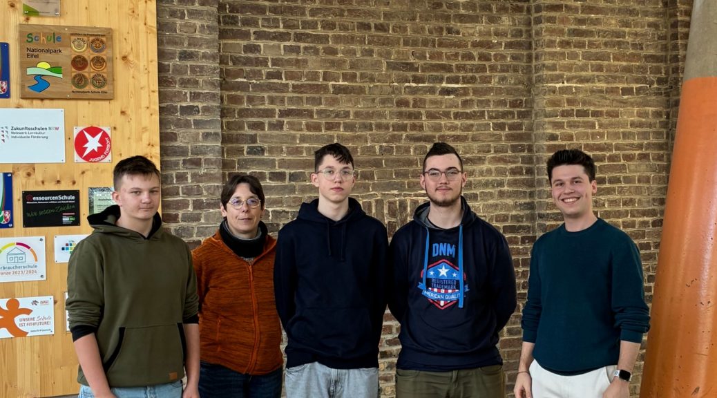 Junger Student überzeugt mit Problemlösungskompetenz: Miguel Cortina Zapp, (2. v. l.) Dr. Stefanie Kump (l.) und die Schüler Conner Florian und Martin freuen sich über schnellere und übersichtlichere Informationen durch digitale Tools und die Ablösung der alten Papierlösung. Foto: Rita Witt