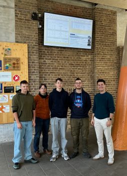 Junger Student überzeugt mit Problemlösungskompetenz: Miguel Cortina Zapp, (2. v. l.) Dr. Stefanie Kump (l.) und die Schüler Conner Florian und Martin freuen sich über schnellere und übersichtlichere Informationen durch digitale Tools und die Ablösung der alten Papierlösung. Foto: Rita Witt
